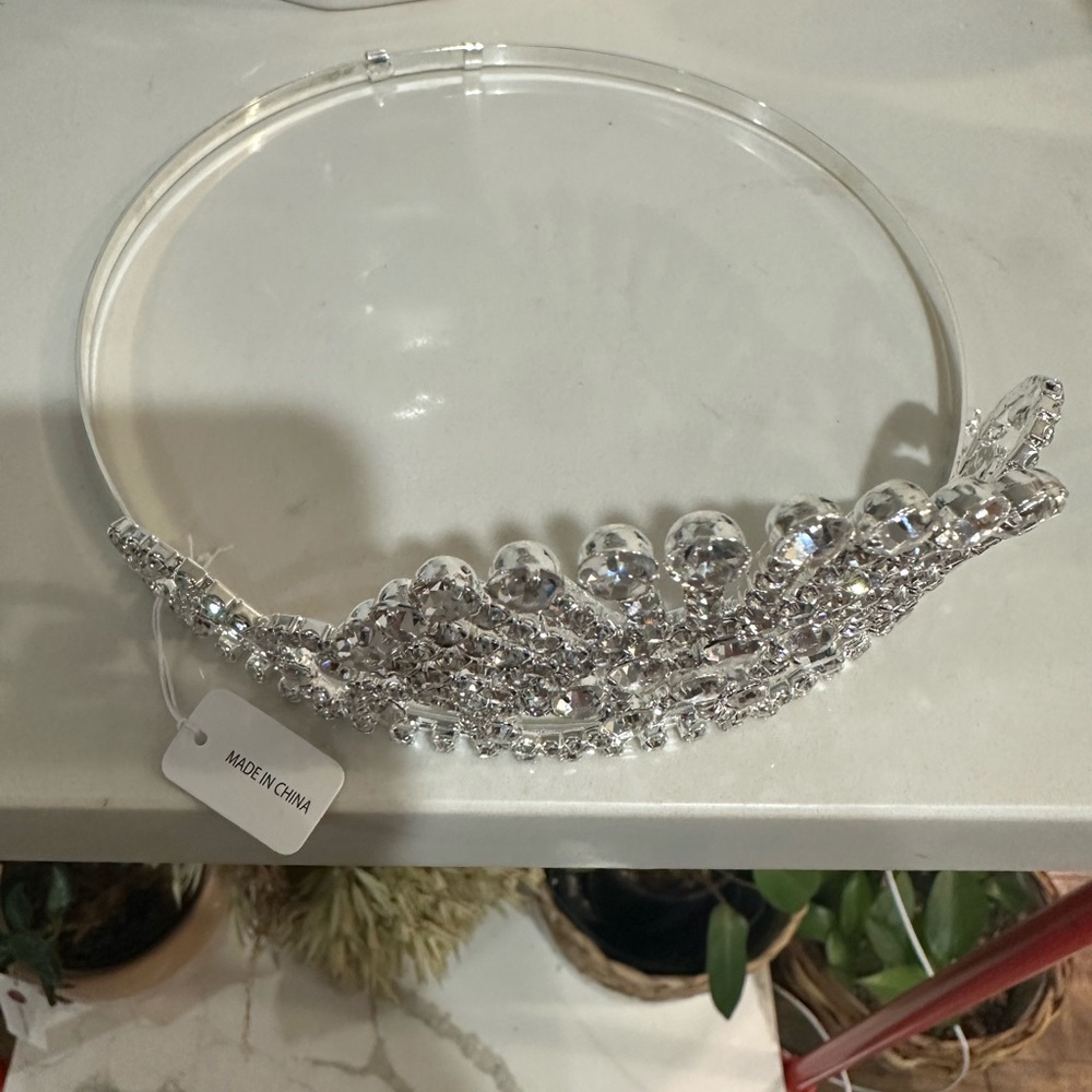 Silver tiaras for Halloween princess costumes - Picture 7 of 7